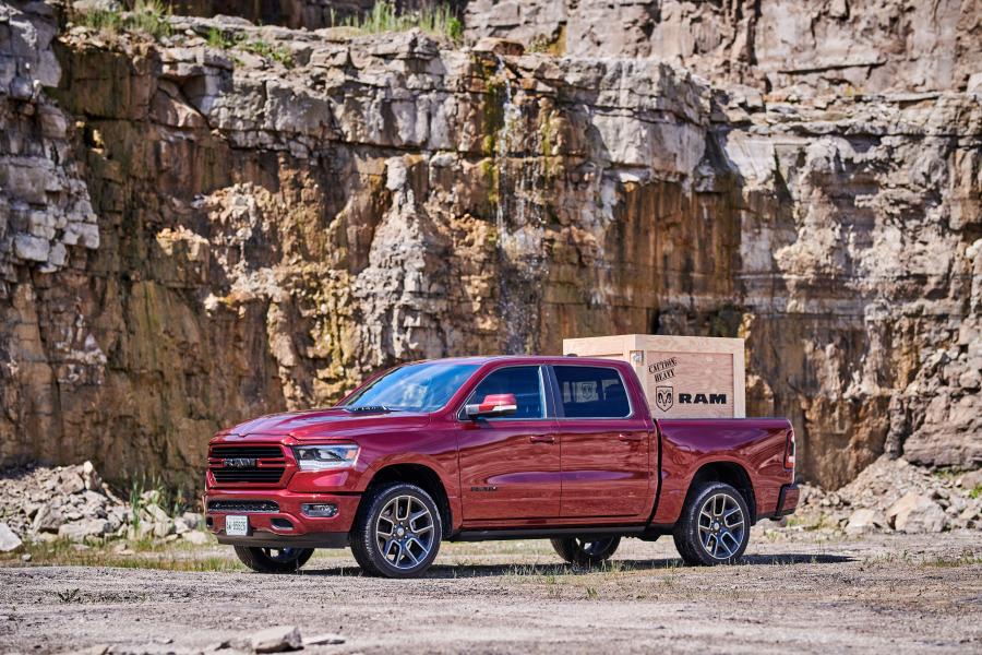  Ram 1500 Sport Crew Cab (DT) 2018 года  (CA) (фото 35 из 40)